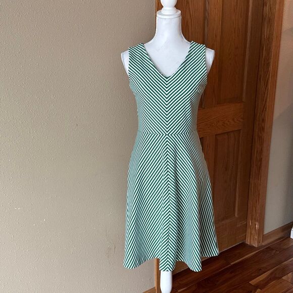 TALBOTS Sleeveless Green & WHite Fit & Flare Chevron Stripe Preppy Midi Dress - Picture 2 of 10